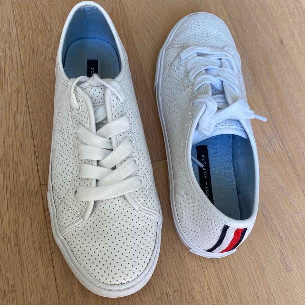 Tommy Hilfiger Lumidee Perforated Sneaker
Size 6.5